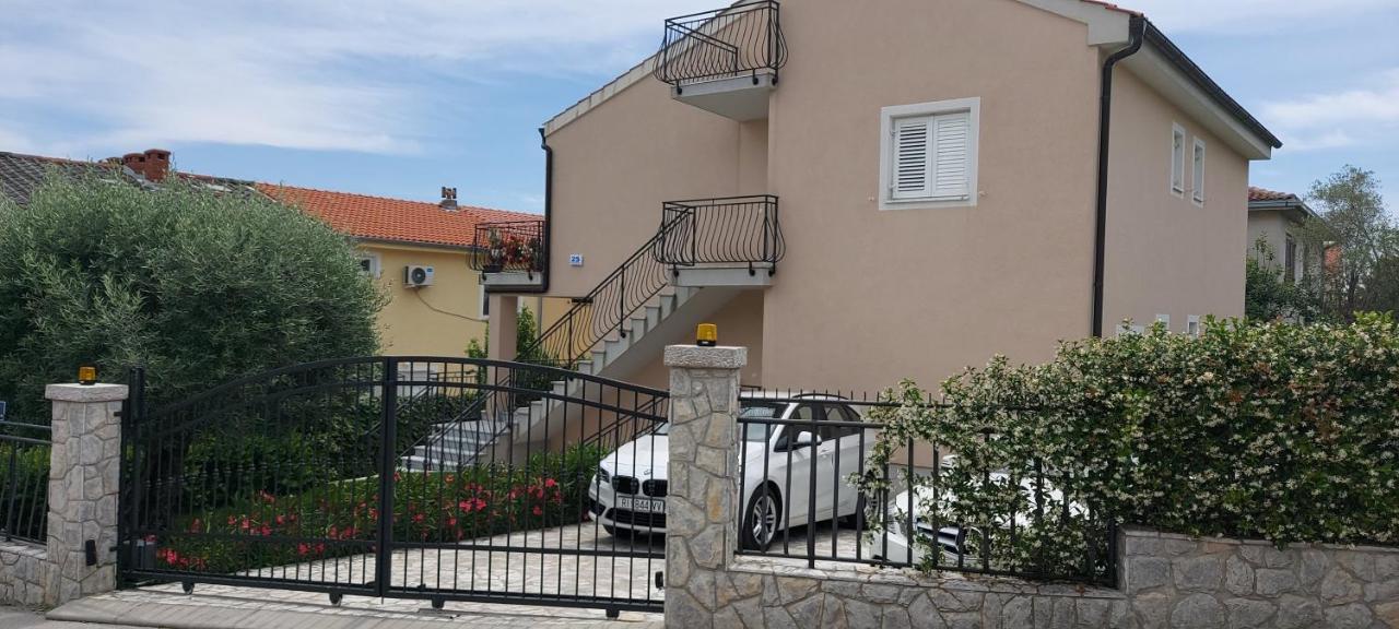 Apartmani Tomislav Krk Town Exterior foto